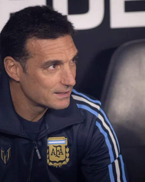 Lionel Scaloni zit op de bank in een trainingsjack van Argentinië.