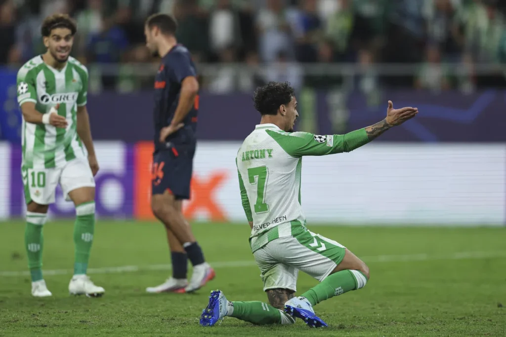 Antony knielt op het veld in een Real Betis-shirt en gebaart naar een ploeggenoot tijdens de wedstrijd.