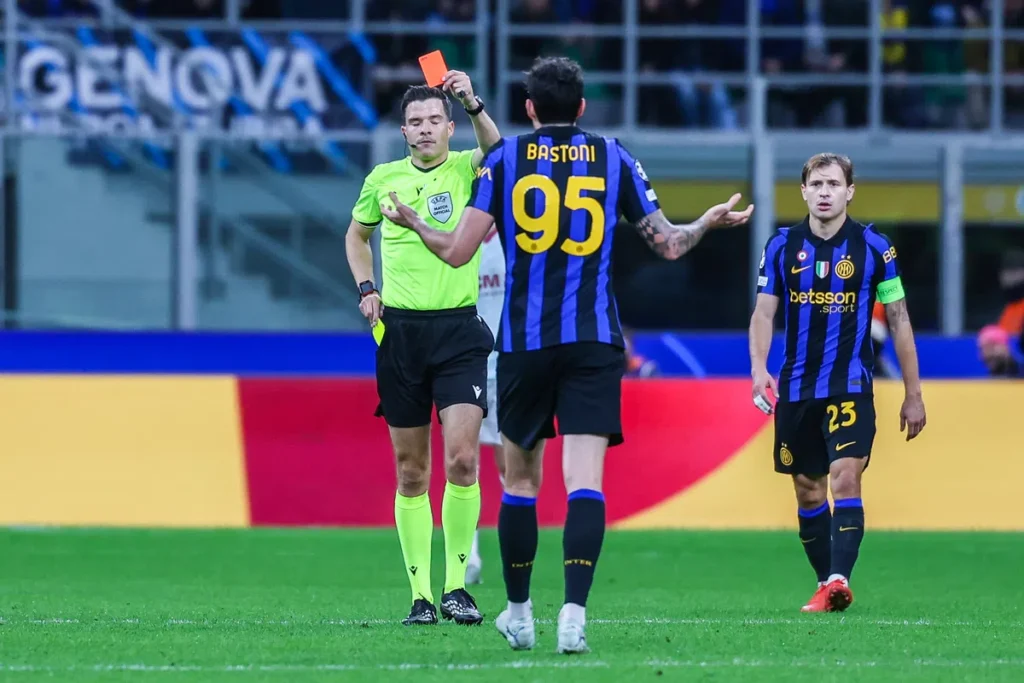 Alessandro Bastoni krijgt een rode kaart tijdens een wedstrijd van Inter.