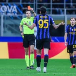 Alessandro Bastoni krijgt een rode kaart tijdens een wedstrijd van Inter.