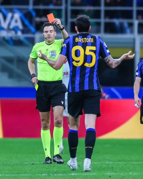 Alessandro Bastoni krijgt een rode kaart tijdens een wedstrijd van Inter.