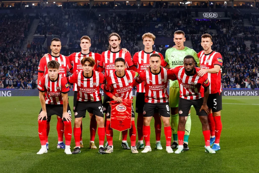 PSV-spelers poseren voor de aftrap in het stadion tijdens een Champions League-wedstrijd.