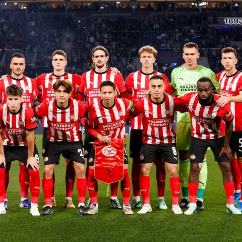 PSV-spelers poseren voor de aftrap in het stadion tijdens een Champions League-wedstrijd.