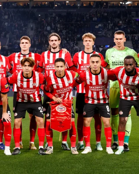 PSV-spelers poseren voor de aftrap in het stadion tijdens een Champions League-wedstrijd.