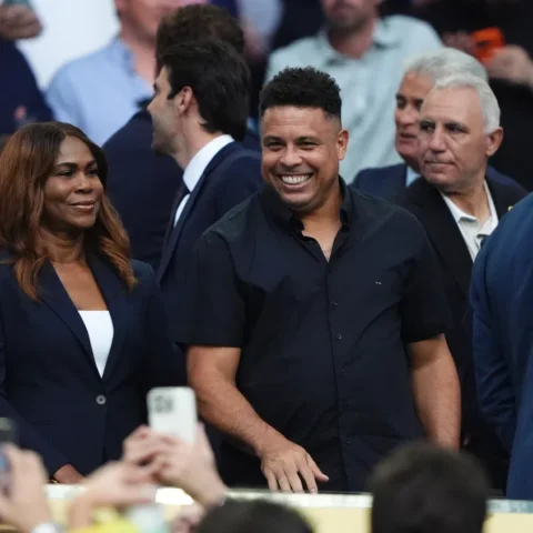 Ronaldo Nazário lacht tussen andere aanwezigen op een evenement.