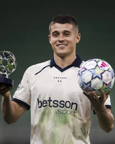 Nicolò Tresoldi houdt een trofee vast en een Champions League-bal.