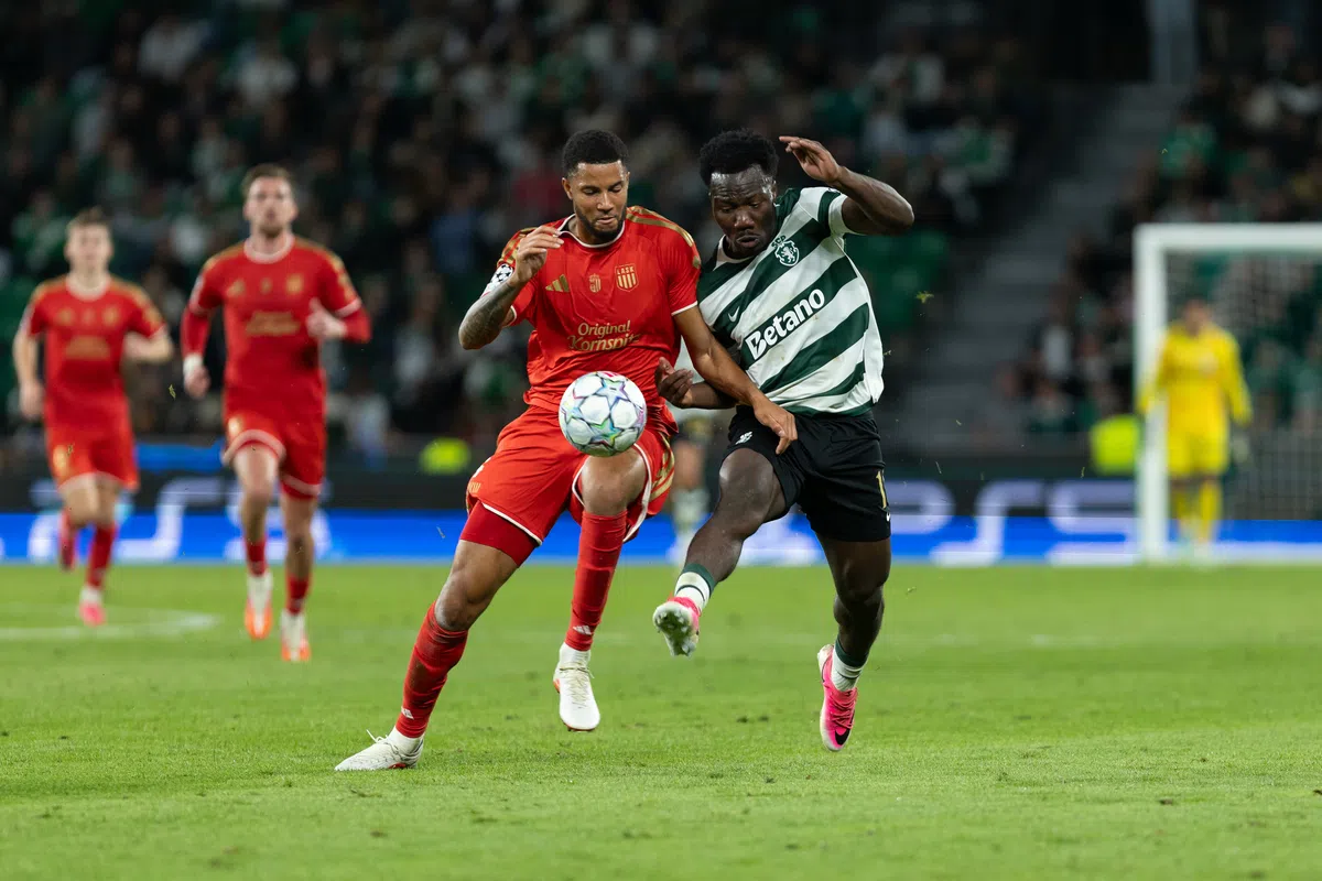 Twee voetballers strijden om de bal tijdens een Europese wedstrijd.