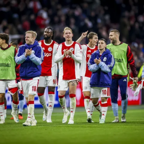 Ajax-spelers applaudisseren op het veld na de wedstrijd.