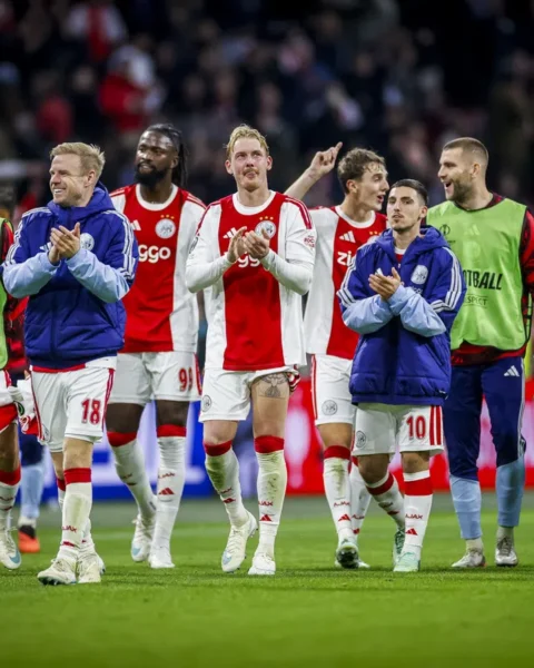 Ajax-spelers applaudisseren op het veld na de wedstrijd.