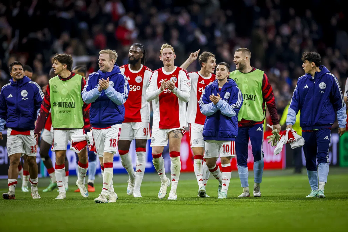 Ajax-spelers applaudisseren op het veld na de wedstrijd.