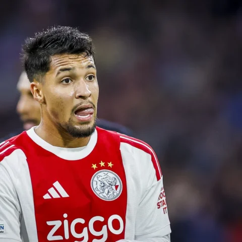 Marcos Leonardo in een Ajax-shirt tijdens een wedstrijd.