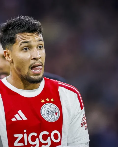Marcos Leonardo in een Ajax-shirt tijdens een wedstrijd.