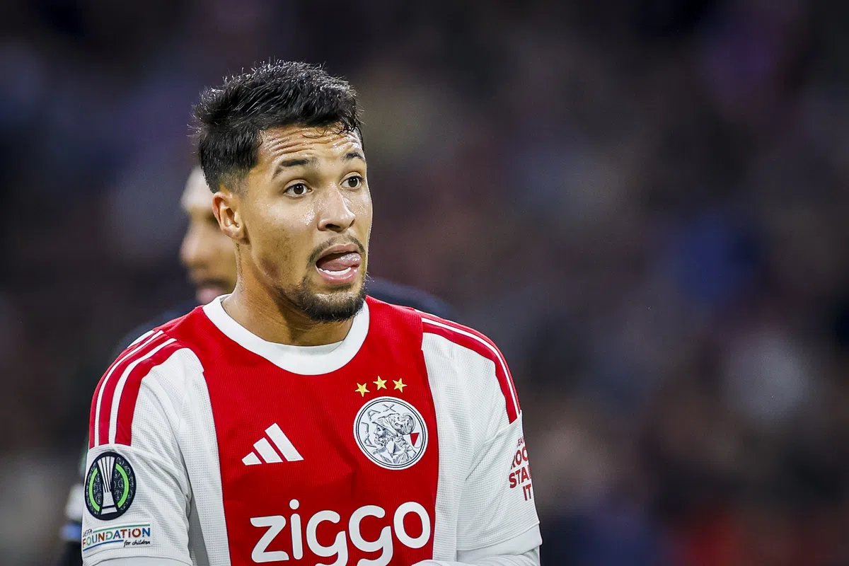 Marcos Leonardo in een Ajax-shirt tijdens een wedstrijd.