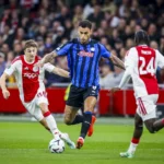 Ajax- en Atalanta-spelers in duel om de bal tijdens een voetbalwedstrijd.