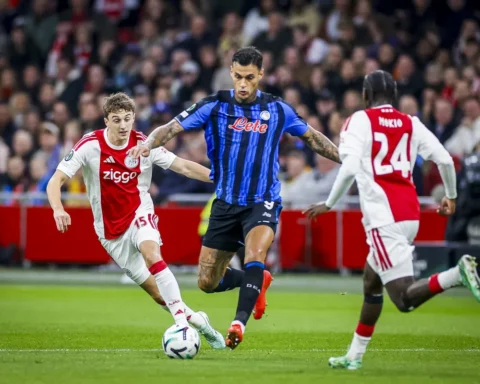 Ajax- en Atalanta-spelers in duel om de bal tijdens een voetbalwedstrijd.