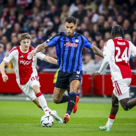 Ajax- en Atalanta-spelers in duel om de bal tijdens een voetbalwedstrijd.