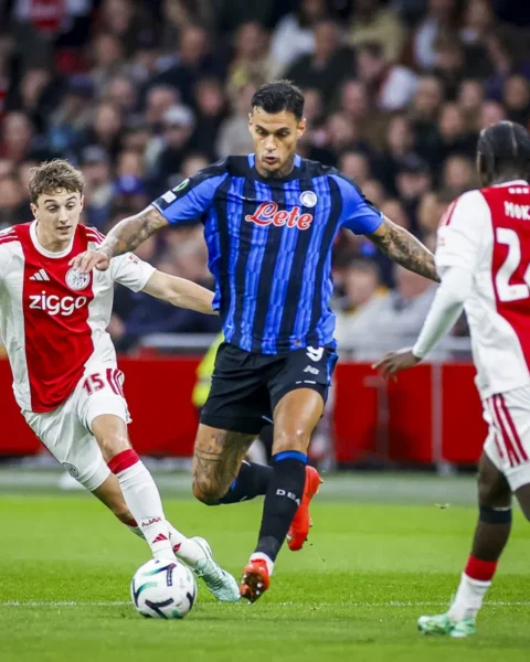 Ajax- en Atalanta-spelers in duel om de bal tijdens een voetbalwedstrijd.