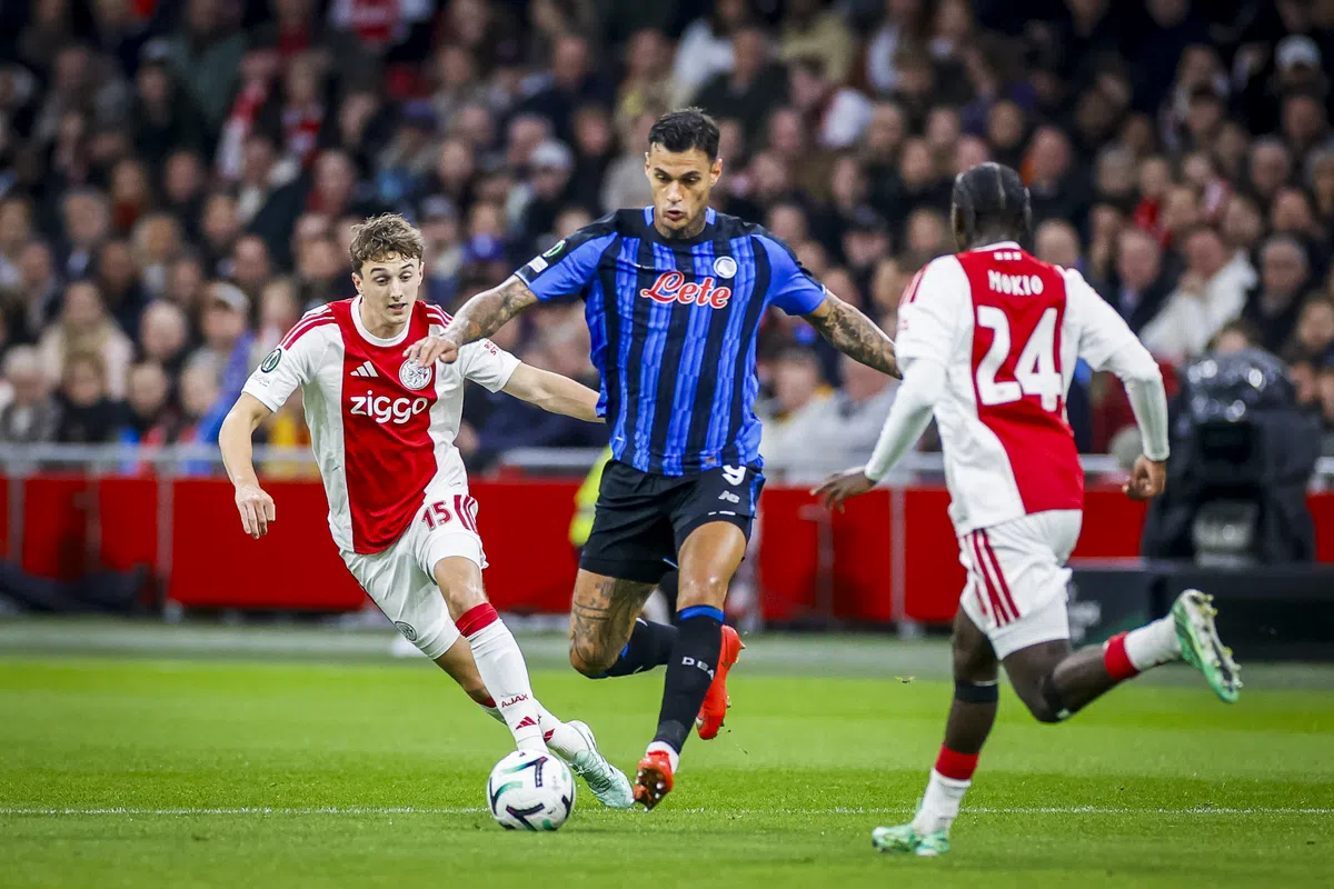Ajax- en Atalanta-spelers in duel om de bal tijdens een voetbalwedstrijd.