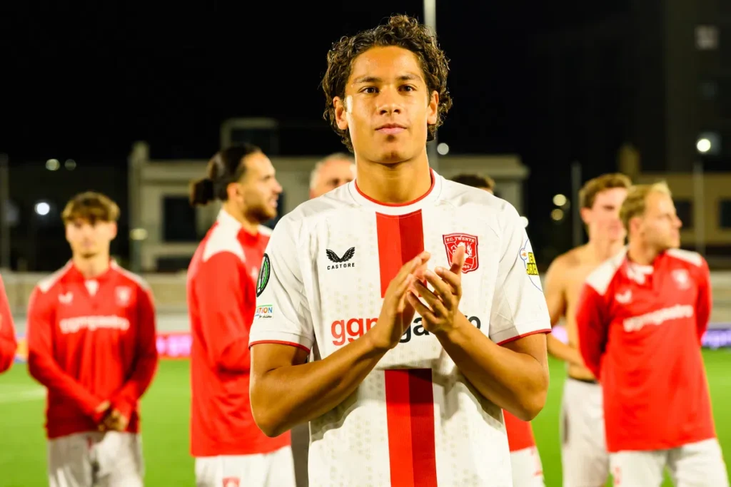 Jip Meilink in a FC Twente shirt applauds on the pitch after the match.