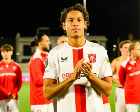 Jip Meilink in a FC Twente shirt applauds on the pitch after the match.