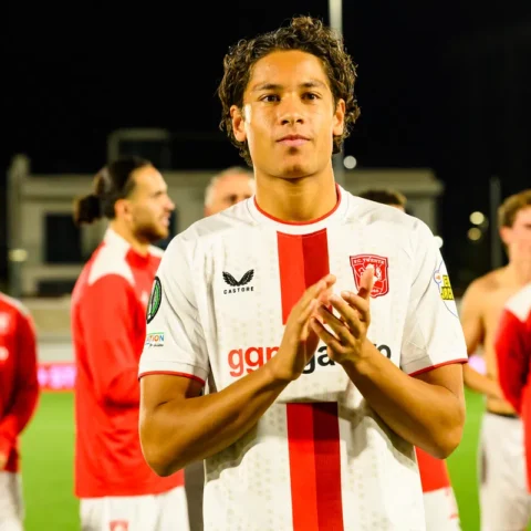 Jip Meilink in a FC Twente shirt applauds on the pitch after the match.