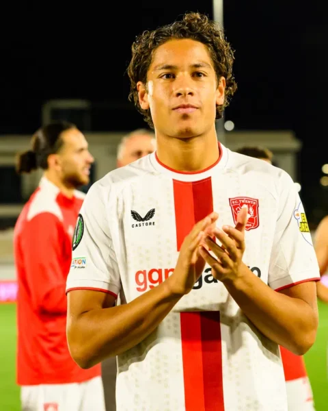 Jip Meilink in a FC Twente shirt applauds on the pitch after the match.