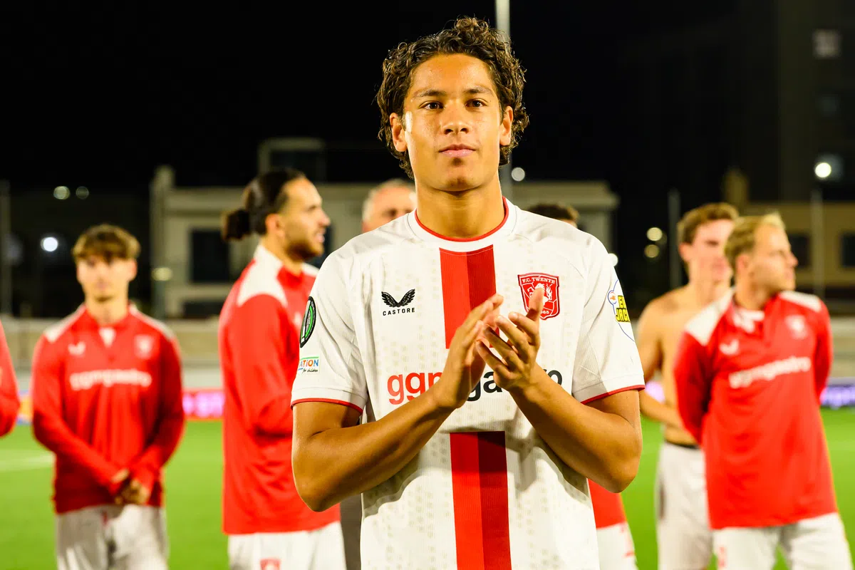 Jip Meilink in a FC Twente shirt applauds on the pitch after the match.