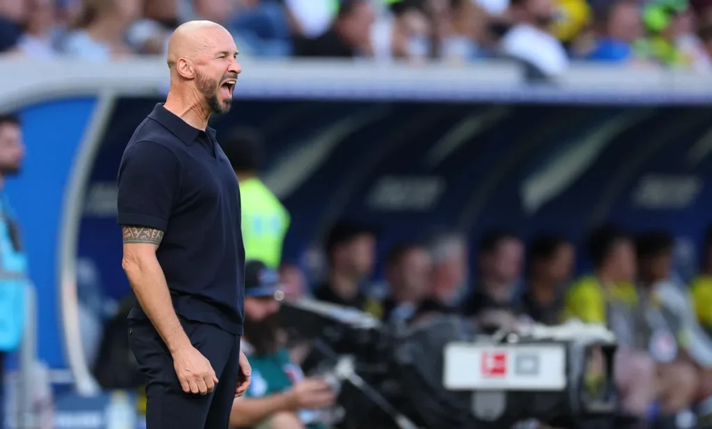 Voetbaltrainer Christian Ilzer roept langs de zijlijn tijdens een wedstrijd.