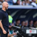 Voetbaltrainer Christian Ilzer roept langs de zijlijn tijdens een wedstrijd.