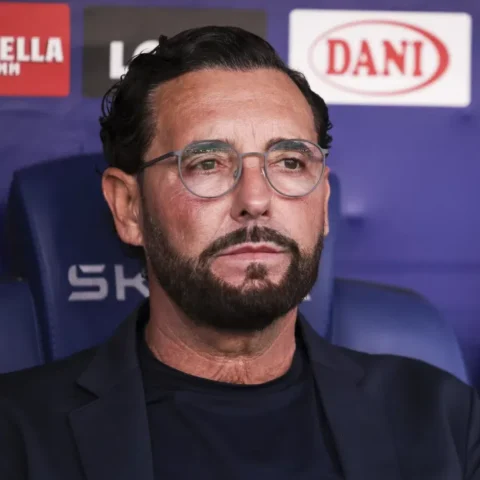 José Bordalás zit op de bank tijdens een wedstrijd van Getafe.