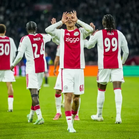 Ajax-spelers vieren op het veld na een Europese wedstrijd.