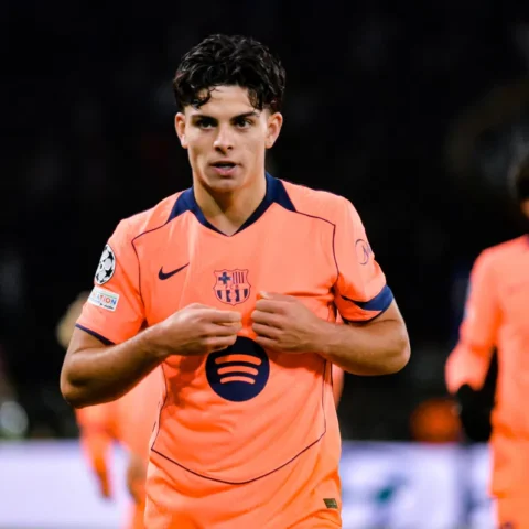Barcelona-speler in oranje uitshirt tijdens een wedstrijd.