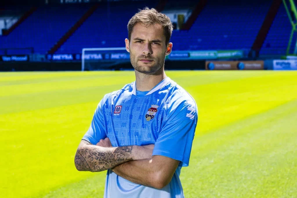 Thomas Didillon-Hödl staat op het veld in een Willem II-shirt met gekruiste armen.