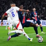 PSG en Lyon-spelers in duel om de bal tijdens een wedstrijd.