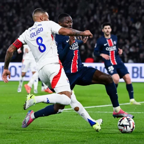 PSG en Lyon-spelers in duel om de bal tijdens een wedstrijd.