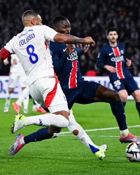 PSG en Lyon-spelers in duel om de bal tijdens een wedstrijd.