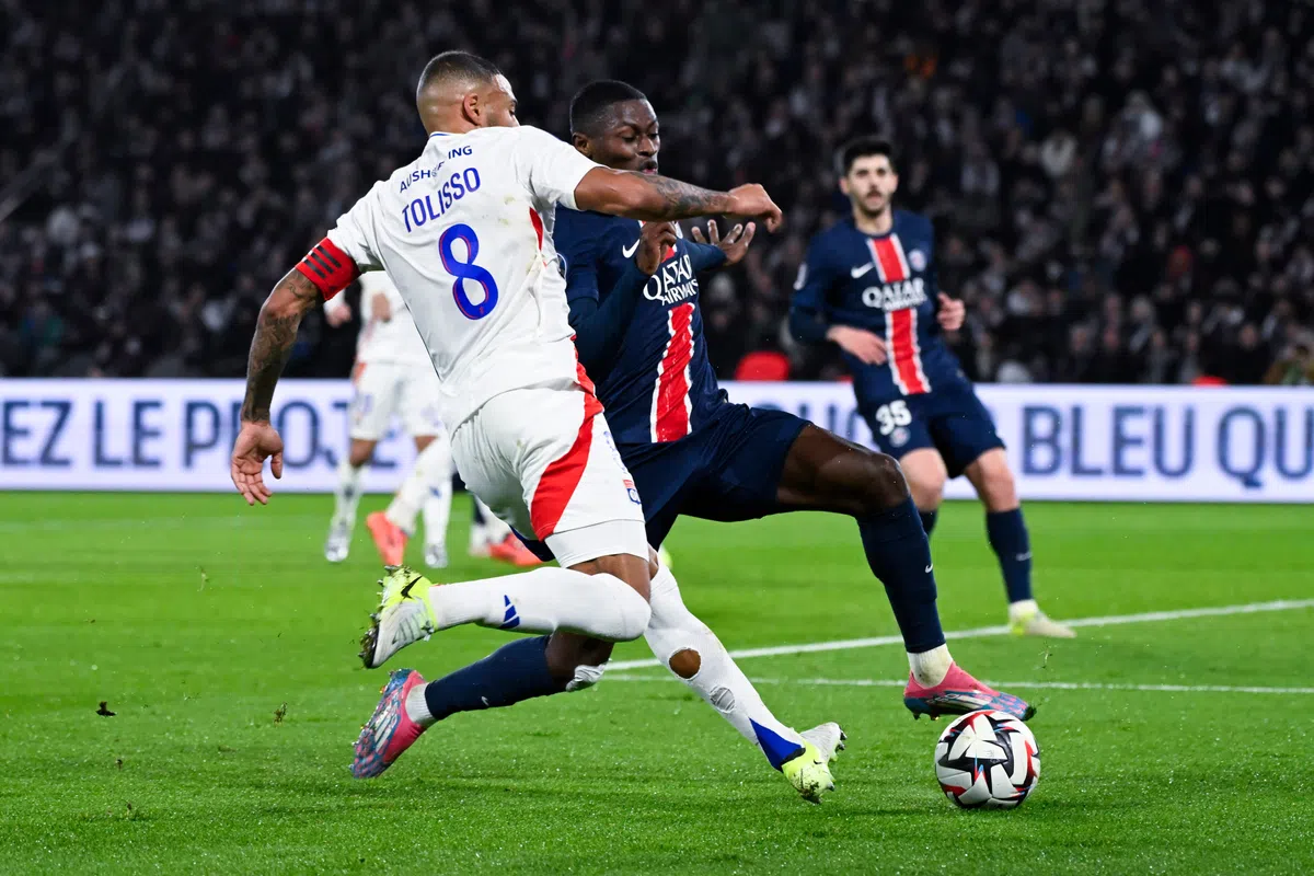 PSG en Lyon-spelers in duel om de bal tijdens een wedstrijd.