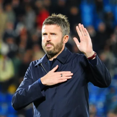 Michael Carrick houdt zijn hand omhoog tijdens een voetbalwedstrijd of stadionmoment.
