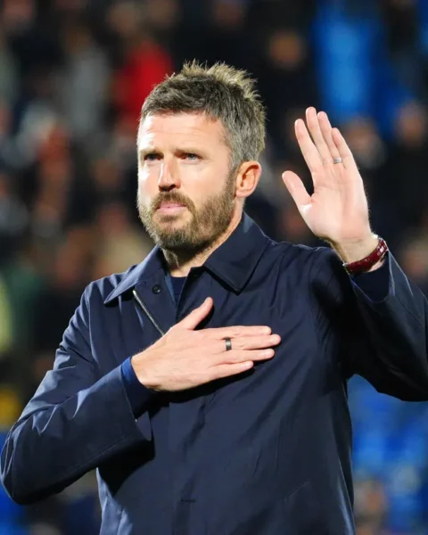 Michael Carrick houdt zijn hand omhoog tijdens een voetbalwedstrijd of stadionmoment.