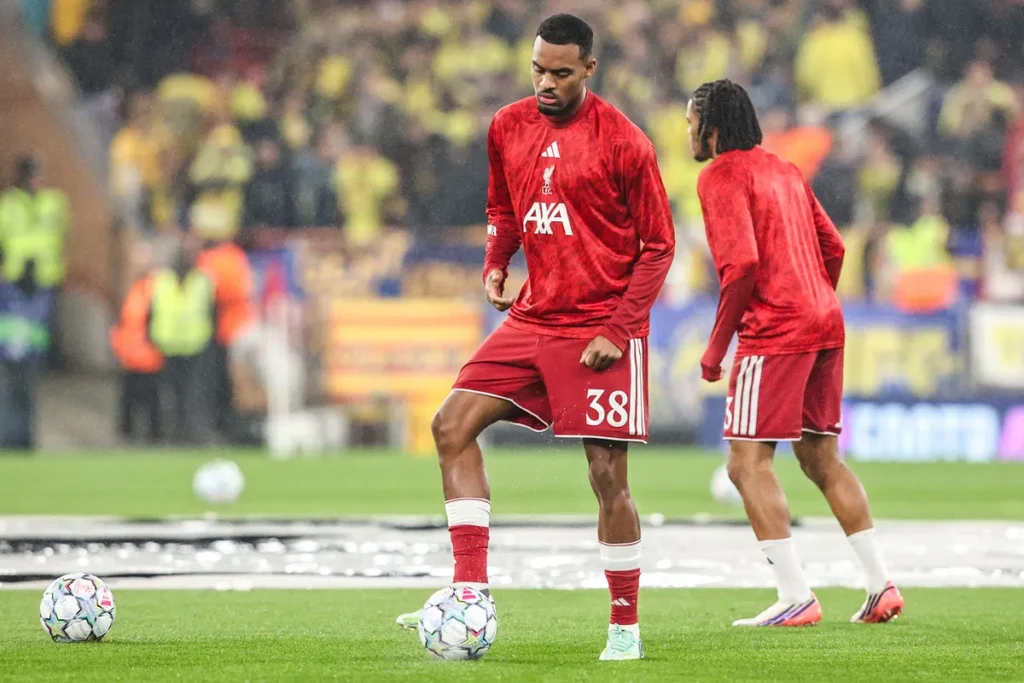 Ryan Gravenberch in een rood Liverpool-tenue op het veld tijdens een training of warming-up.