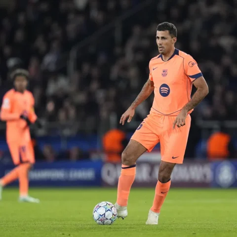 Rodri in een feloranje Barcelona-tenue op het veld tijdens een voetbalwedstrijd.