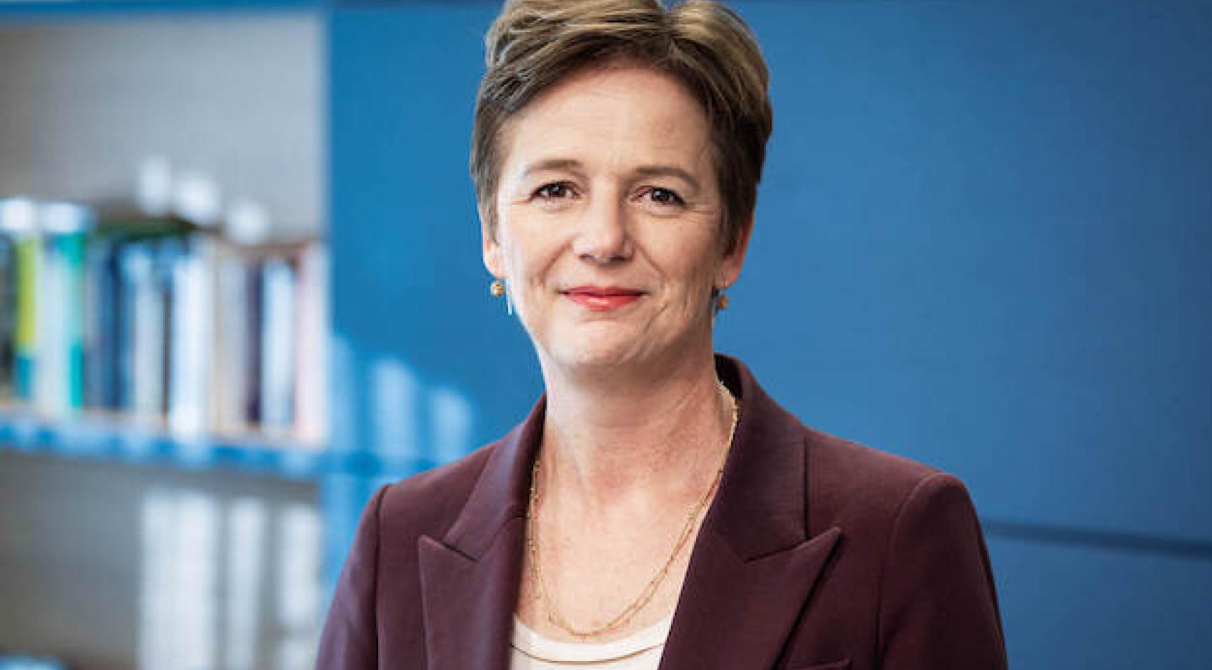 Portret van Simone Smit in een kantooromgeving.