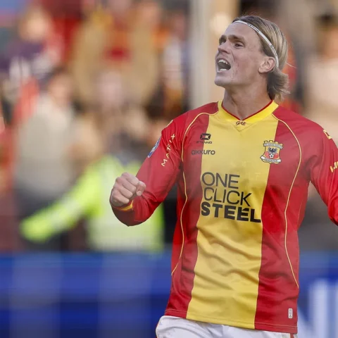 Søren Tengstedt in een rood-geel Go Ahead Eagles-shirt op het veld.