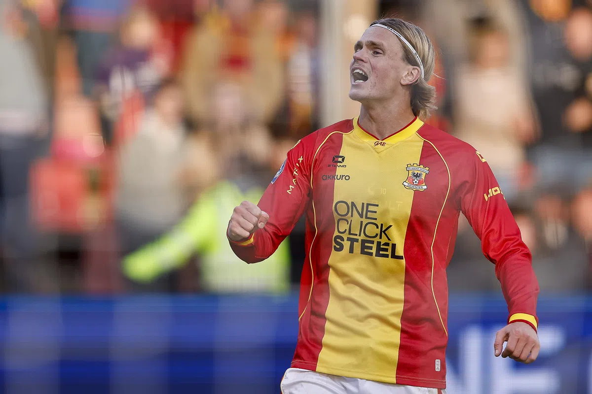Søren Tengstedt in een rood-geel Go Ahead Eagles-shirt op het veld.