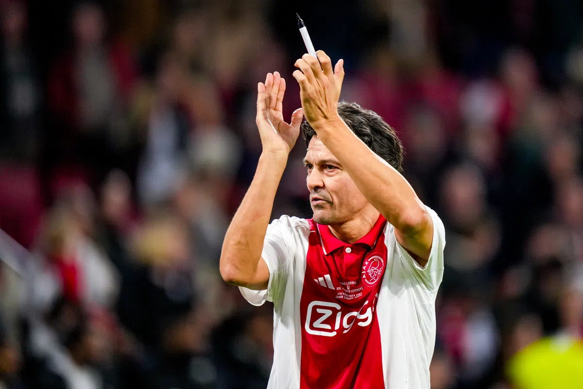 Ajax-icoon applaudisseert op het veld in een Ajax-shirt.
