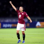 Kian Fitz-Jim in een Torino-shirt op het veld tijdens een wedstrijd.