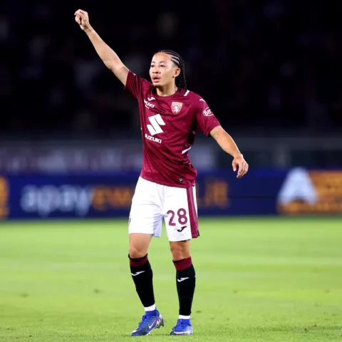 Kian Fitz-Jim in een Torino-shirt op het veld tijdens een wedstrijd.