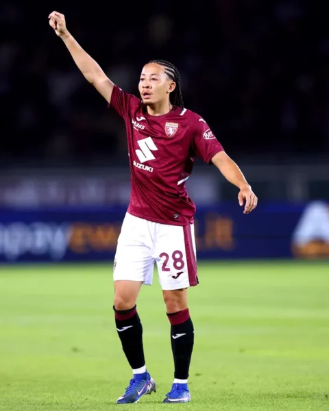 Kian Fitz-Jim in een Torino-shirt op het veld tijdens een wedstrijd.