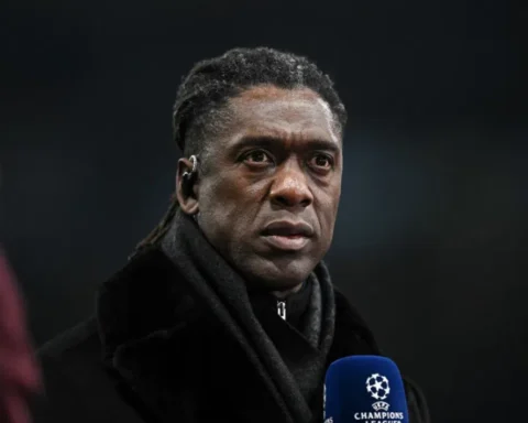 Clarence Seedorf kijkt geconcentreerd tijdens een interview.