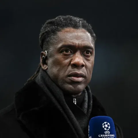 Clarence Seedorf kijkt geconcentreerd tijdens een interview.